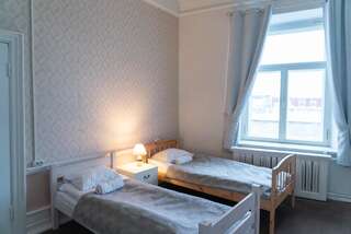 Хостелы Imaginary Hostel Таллин Двухместный номер с 2 отдельными кроватями и видом на город-1