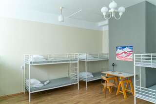 Хостелы Imaginary Hostel Таллин Спальное место в общем номере для мужчин и женщин с 12 кроватями-1